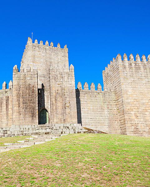 Castillo de Guimarães, muralla y torres históricas