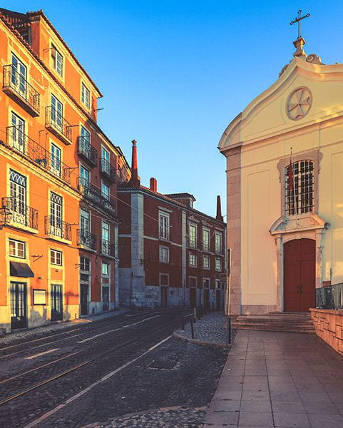 Visit Alfama, an area bursting with tradition and culture in Lisbon