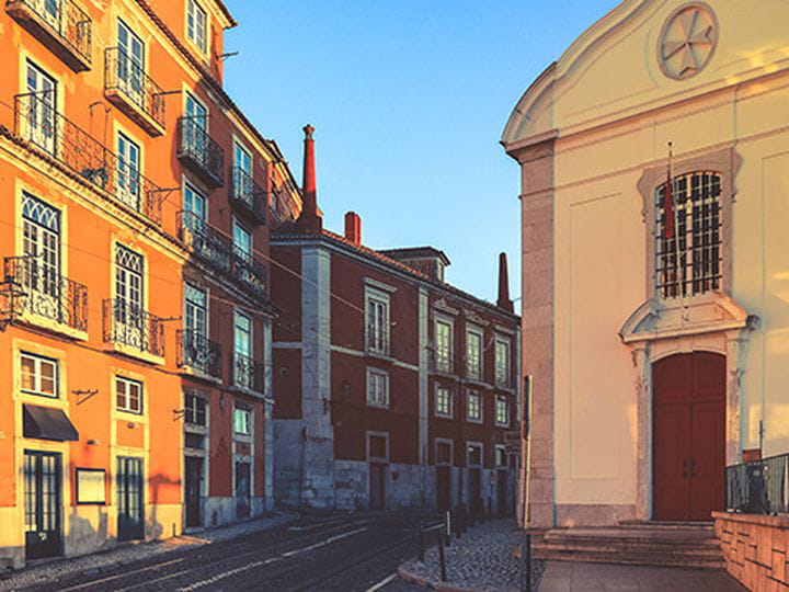 Visit Alfama, an area bursting with tradition and culture in Lisbon