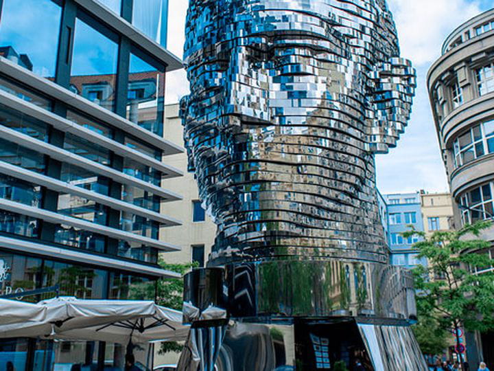 La escultura de la cabeza de Kafka en Praga
